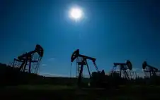 أسعار النفط تهبط إلى ما دون