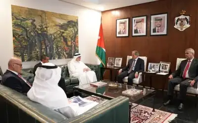 توقيف موظف جمارك اختلس 48 ألف
