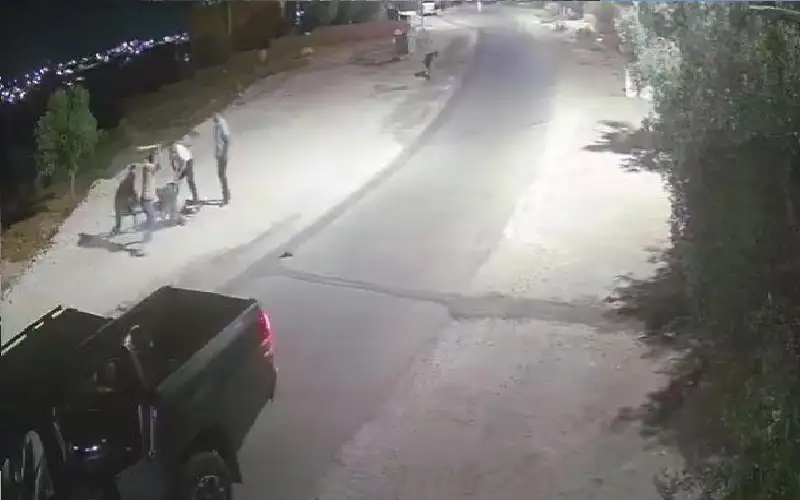 اشخاص يعتدون على آخر بالضرب في
