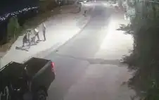 اشخاص يعتدون على آخر بالضرب في