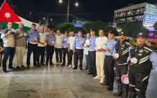 الامن يواصل توstrongزيstrongع الملصقات وأساور اليد