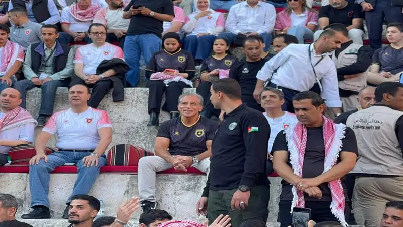 رئيس الوزراء يتابع مباراة النشامى والنمسا