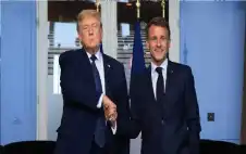 مصافحة السمكة الميتة.. ماذا حدث بين