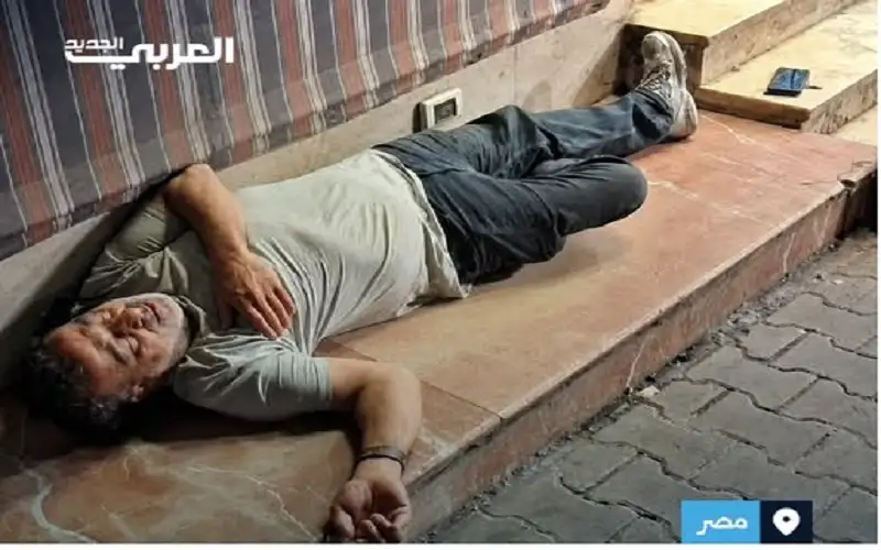 أسير محرر يفترش الارض في شوارع