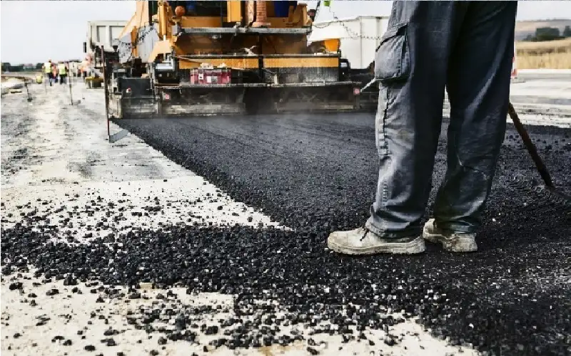 أمانة عمان تباشر أعمال تعبيد ليلية