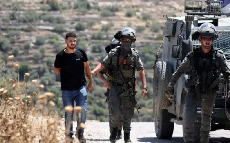 إسرائيل تعتقل 14 فلسطينيا بينهم طفل