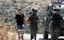 إسرائيل تعتقل 14 فلسطينيا بينهم طفل