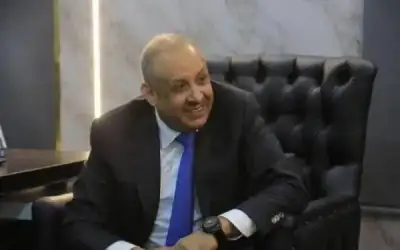 زجاجة مياه معدنية واجنحة دجاج وثورة