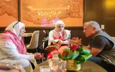 الملك يلتقي سيدة أردنية في كاليفورنيا