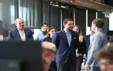 strongولي العهدstrong يطلع على تجربة شركة