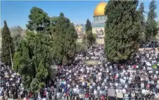 صحيفة نيسان ـ 75 ألفا يؤدون صلاة الجمعة في