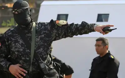 الملك يتسلم جائزة “رجل الدولة الباحث”