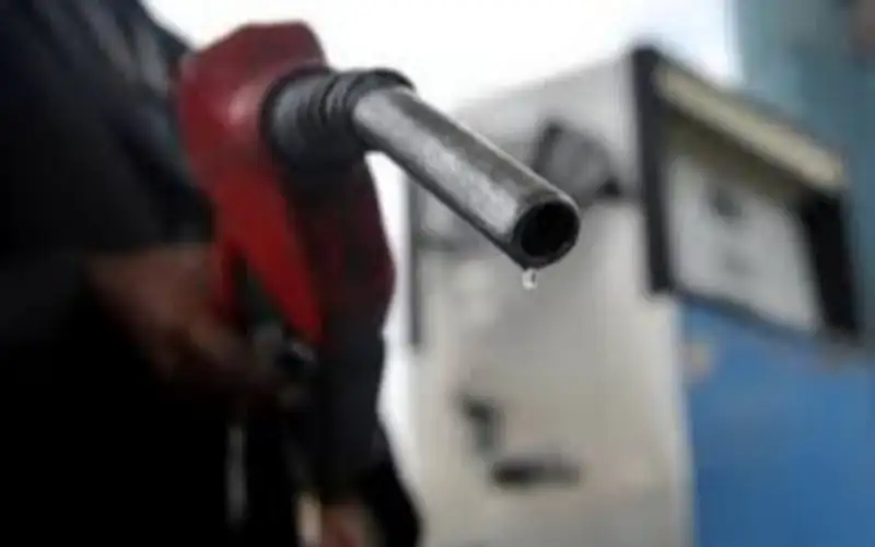 بعد تراجع النفط عالميا .. مطالبات