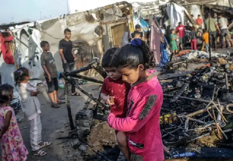 استشهاد فلسطيني وإصابة طفلة في قصف