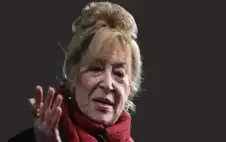 منى واصف ضحية سرقة محكمة ..
