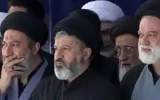 أبناء خامنئي يظهرون بجنازة والدهم ..