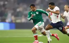 إنجلترا المنقوصة تقصي المكسيك 3-2 وتبلغ