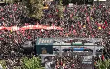 حشود غفيرة تشارك بوداع خامنئي في