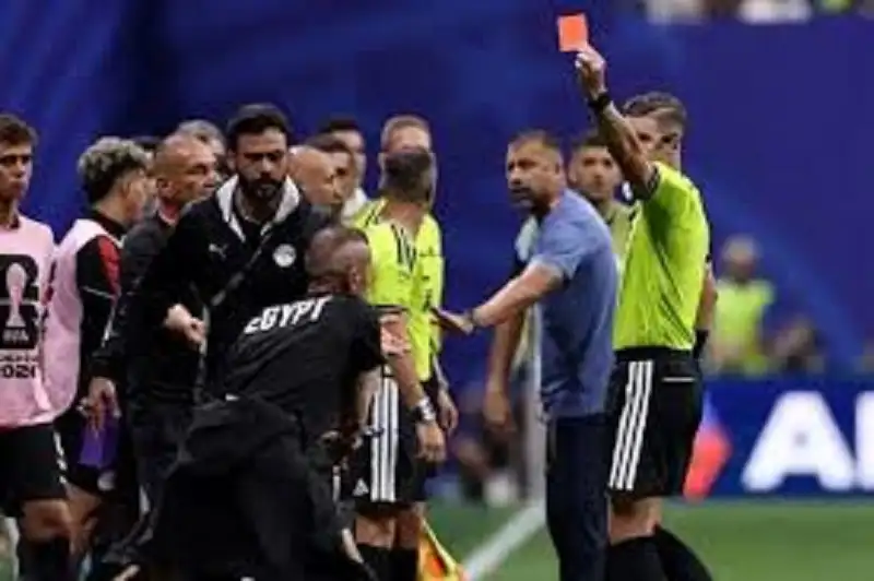 أول قرار من الفيفا تجاه حكم