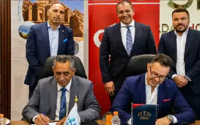 الصور الأولى لاستهداف حافلة الركاب السياحية