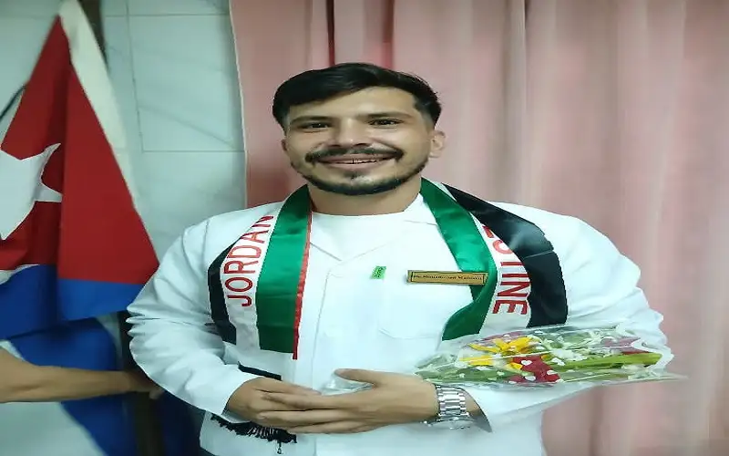 تهنئة بمناسبة التخرج ونيل درجة الطب
