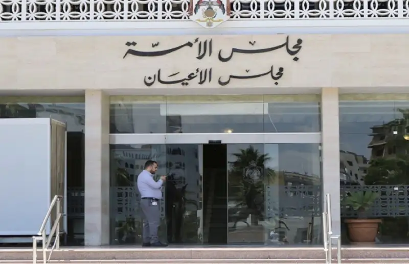 “الأعيان” ينتخب النسور نائبا أول والملقي