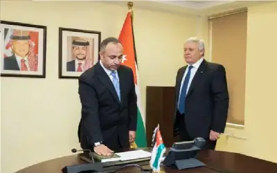 الرئيس الفرنسي يعد بالعمل حتى نهاية