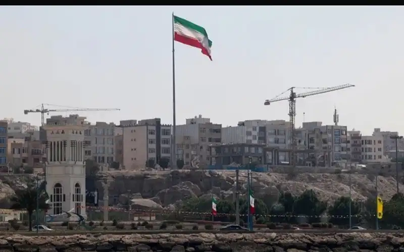 إعلام إيراني: دوي انفجارات في جزيرة