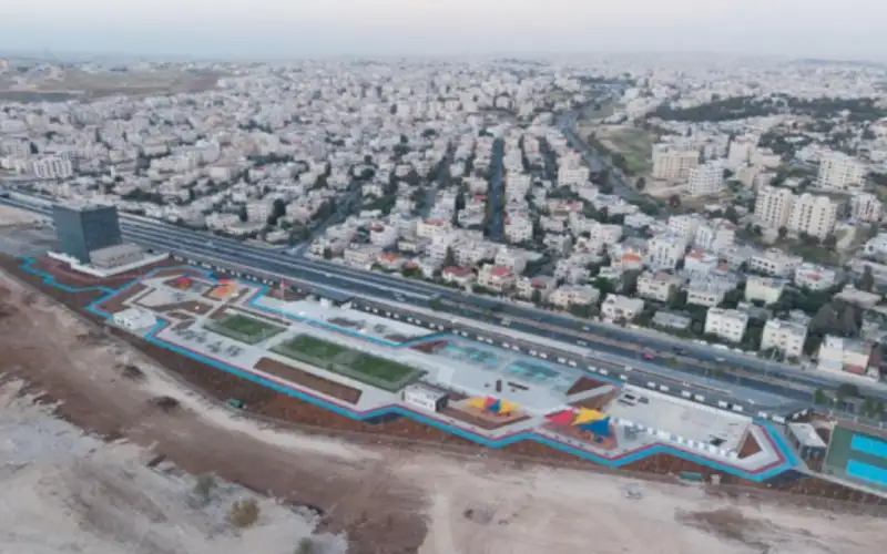 إنشاء جسر مشاة أمام حديقة النشامى