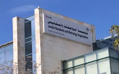 بالفيديو: شباب يشتمون ويضربون شاذ في