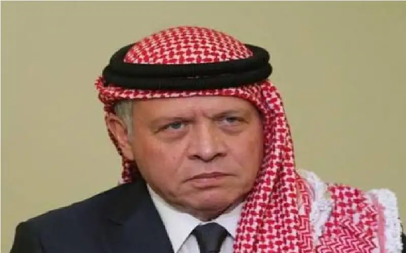 الملك يغادر أرض الوطن متوجها إلى
