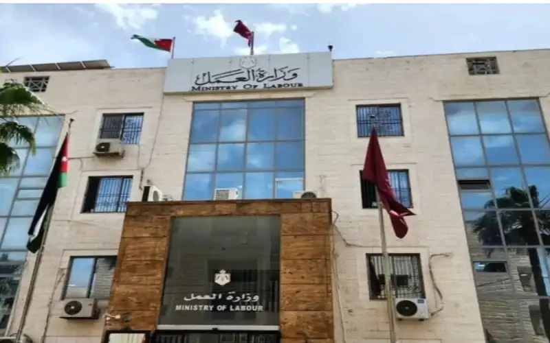 وزارة العمل: لا مزاولة لأي مهنة