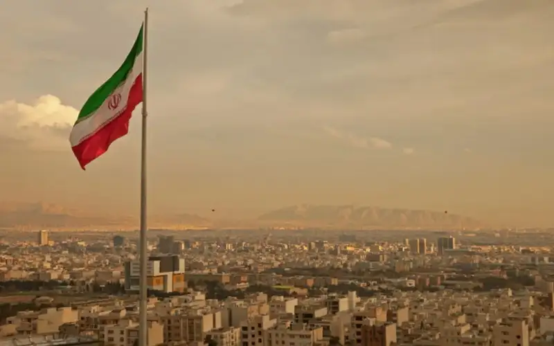 إيران تهدد بضرب البنية التحتية الإقليمية