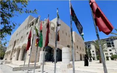 يحتاج لطرف صناعي ولا ينطق ..