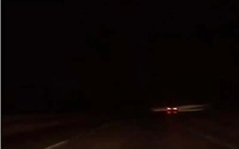 سرقة كابلات كهربائية تغرق طريق البحر