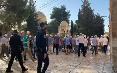 صحيفة نيسان ـ مستوطنون يقتحمون المسجد الأقصى ويؤدون السجود