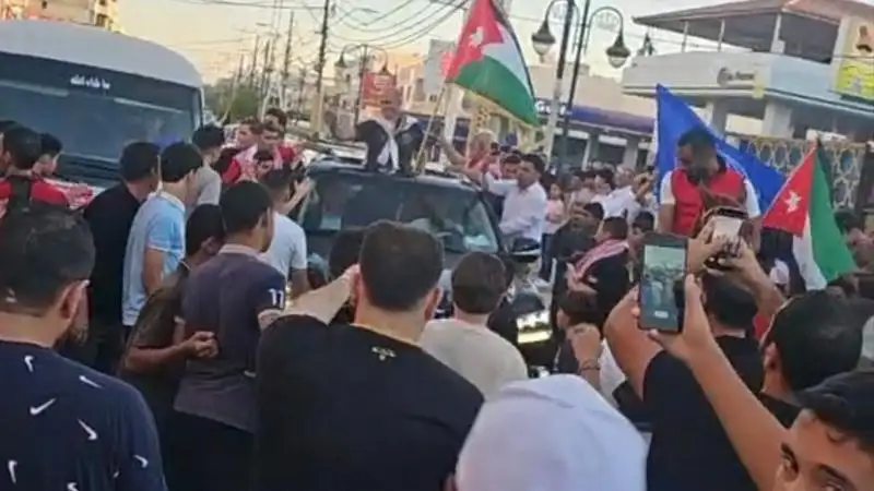 استقبال جماهيري حافل للحكم الدولي أدهم