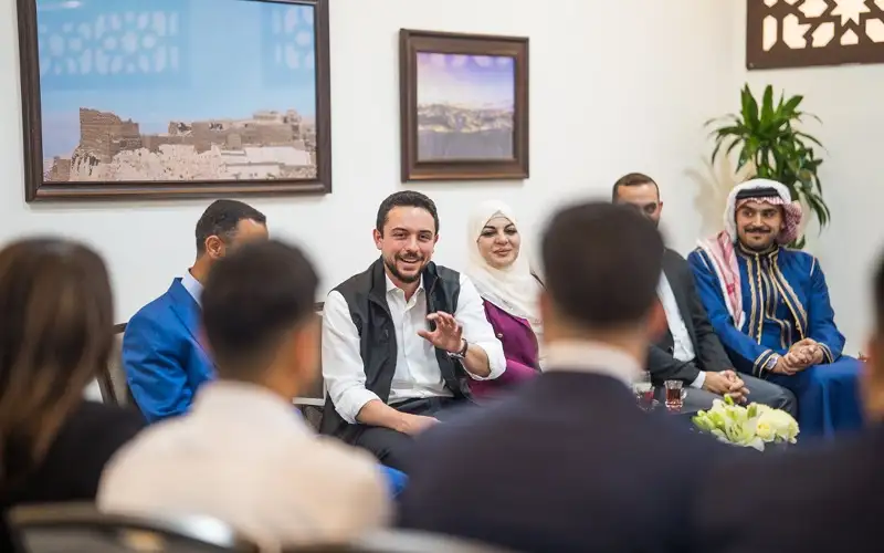 ولي العهد يلتقي شبابا وشابات من