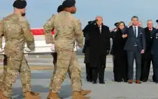 تstrongرمstrongب يتقدم مستقبلي جثامين الجنود الأميركيين
