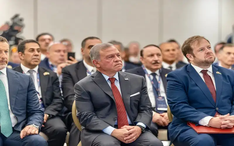 الملك يحضر الجلسة الافتتاحية لملتقى الأعمال