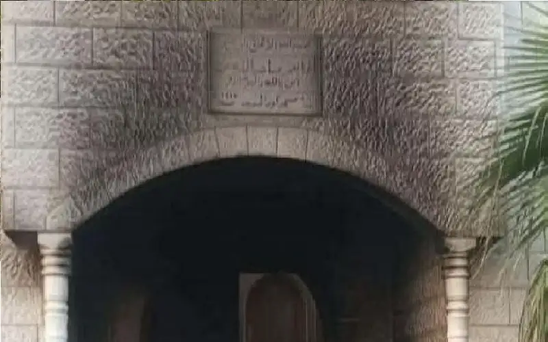 الإفتاء الفلسطيني يدين إحراق مستوطنين مسجدين