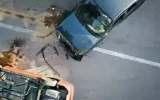 حادث تصادم بين شاحنة ومركبة في