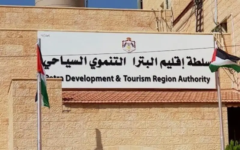 الحكومة تتحمل 50% من أجور العاملين