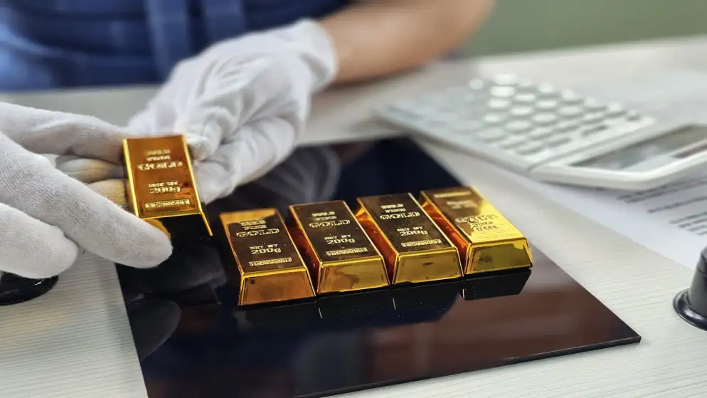 الذهب يتراجع تحت ضغط الدولار والأنظار