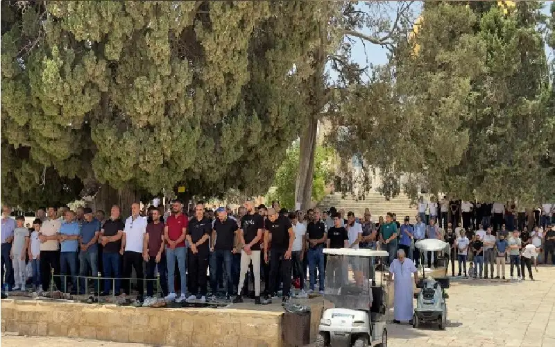 عشرات الآلاف يؤدون الجمعة في الأقصى