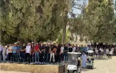 عشرات الآلاف يؤدون الجمعة في الأقصى