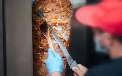 شاب يؤسس دولة خاصة ويطلق سفاراته