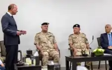 صحيفة نيسان ـ الملك يلتقي مجموعة من رفاق السلاح