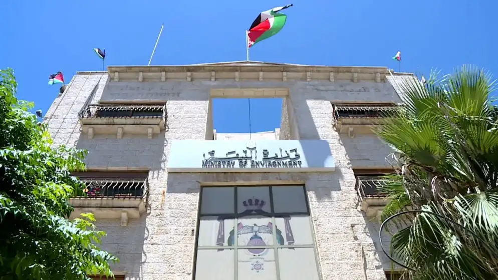 وزارة البيئة توزع 435 حاوية معدنية