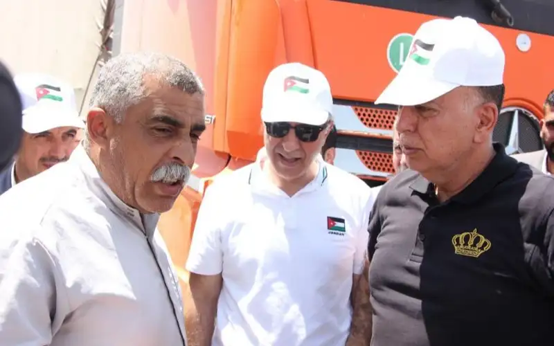 3 وزراء في معبر الكرامة لحل